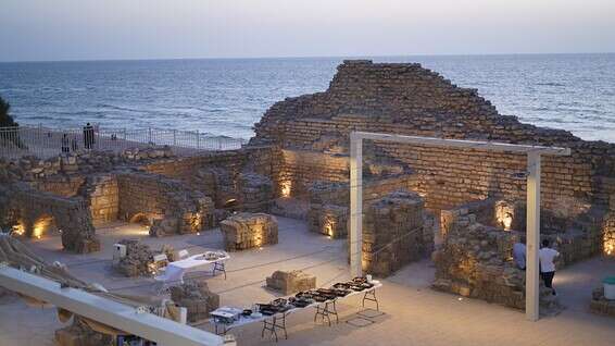 הכנות לחתונה על קו המים // צילום: מייק אדרי